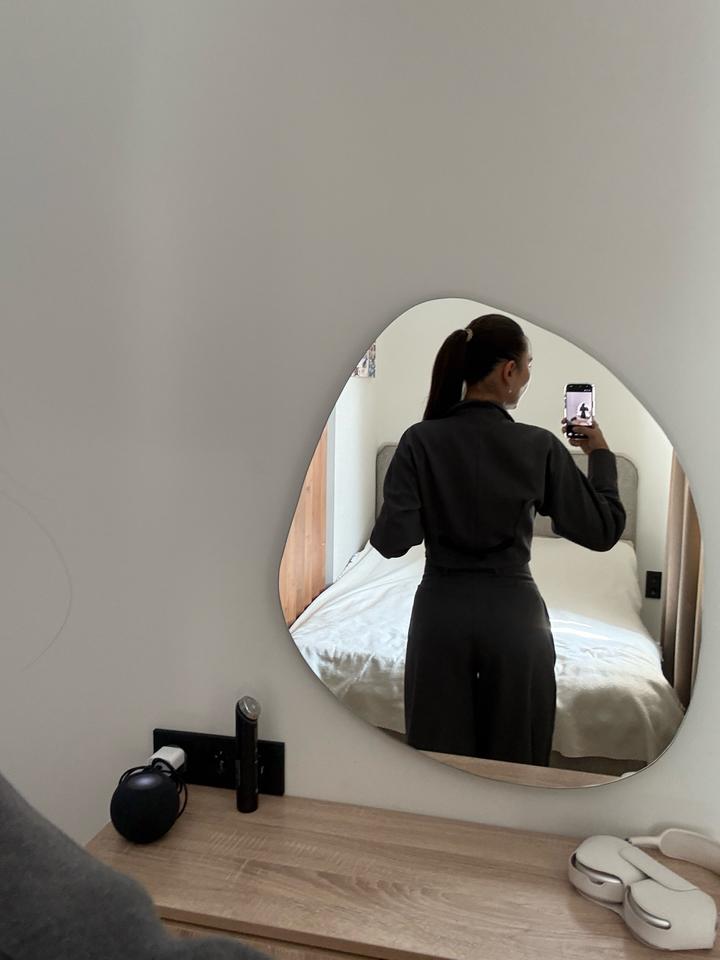 Серый брючный костюм