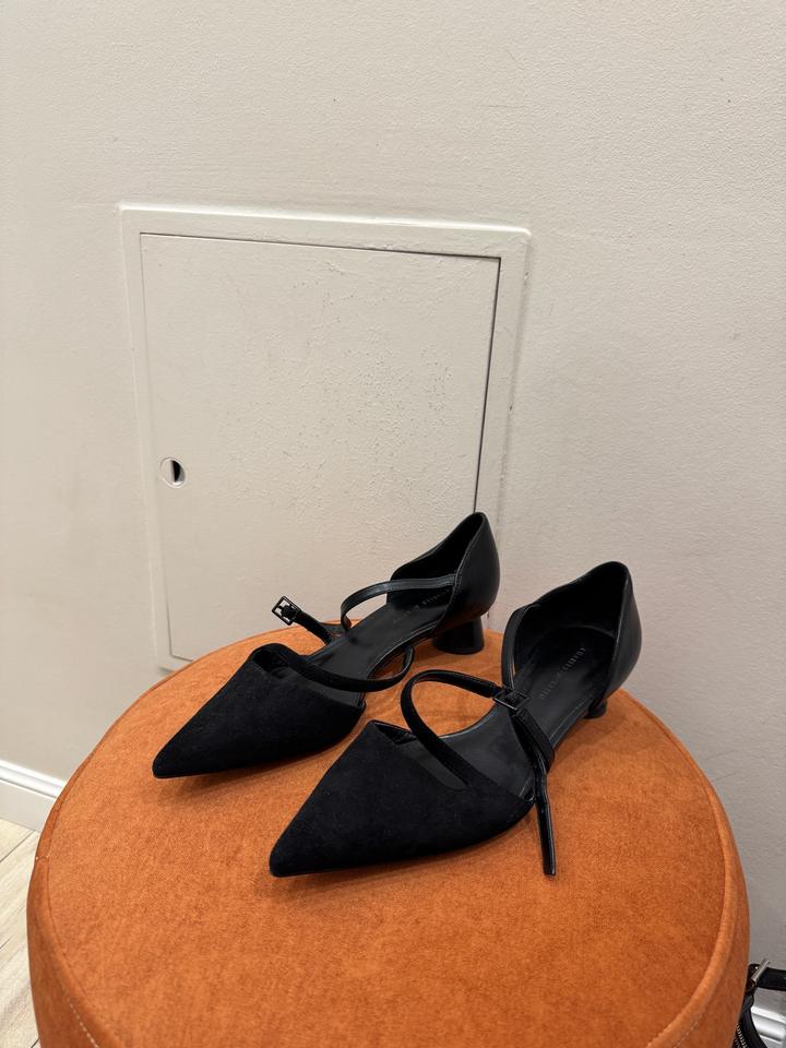 Туфли на низком каблуке от Charles and Keith