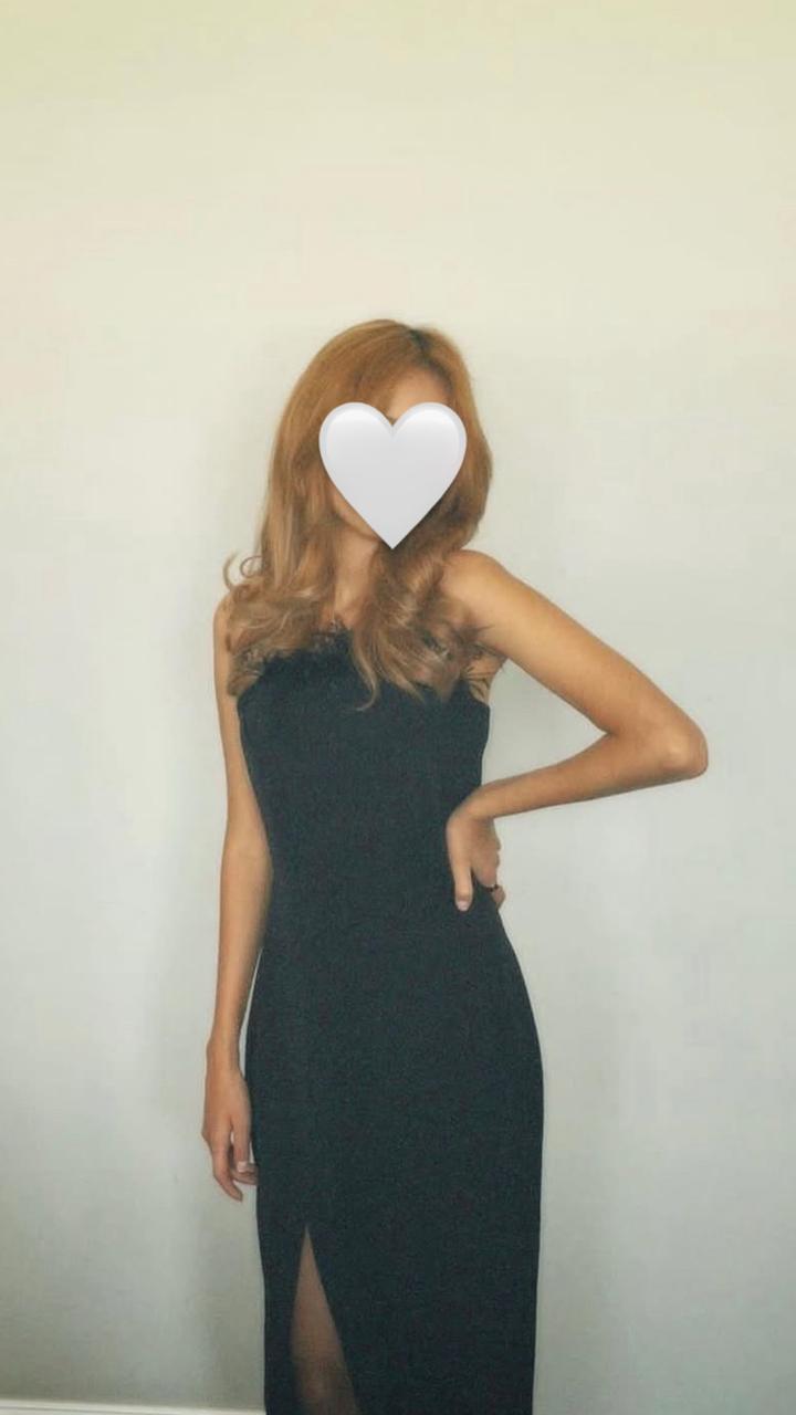 Черное платье с перьями