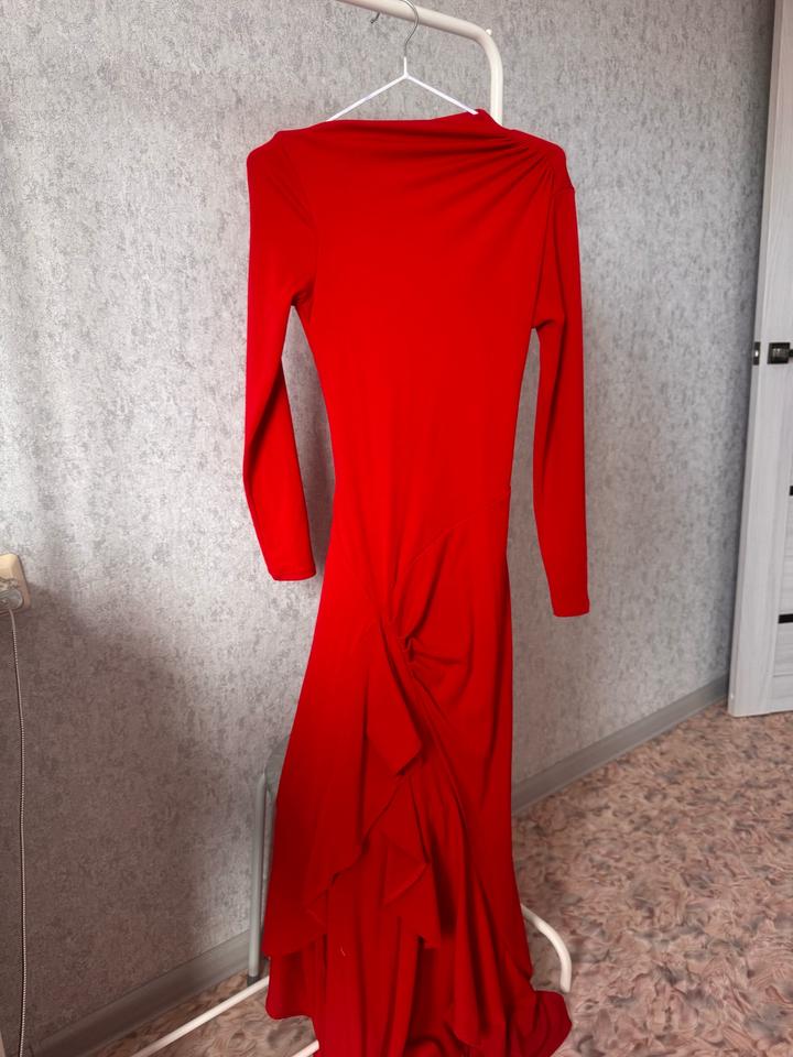 Красное платье