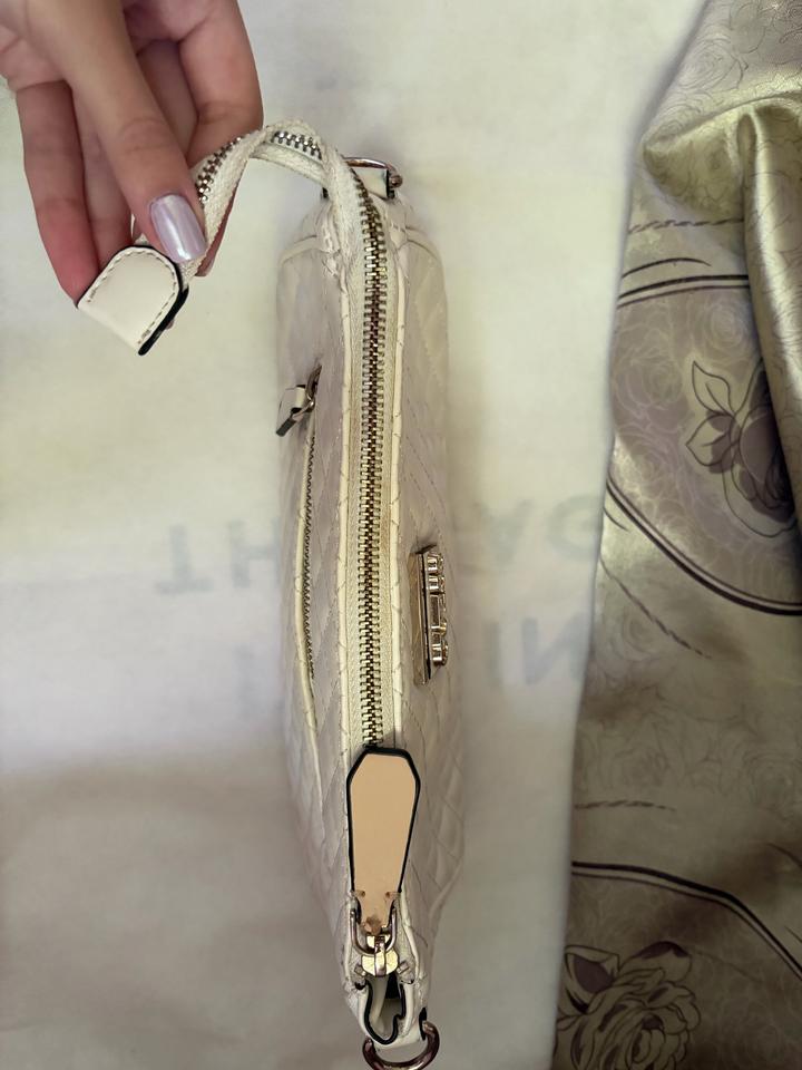 Белая сумка Guess