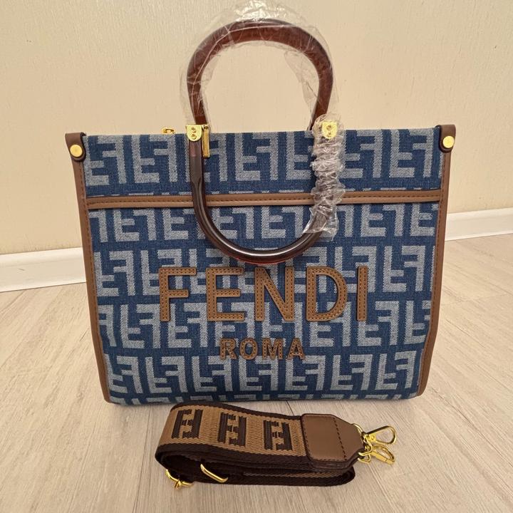 Джинсовый шопер Fendi Roma с текстильным ремешком и янтарными ручками