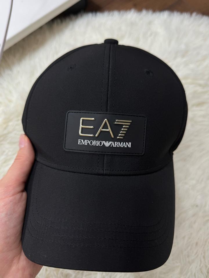 Кепка от Armani