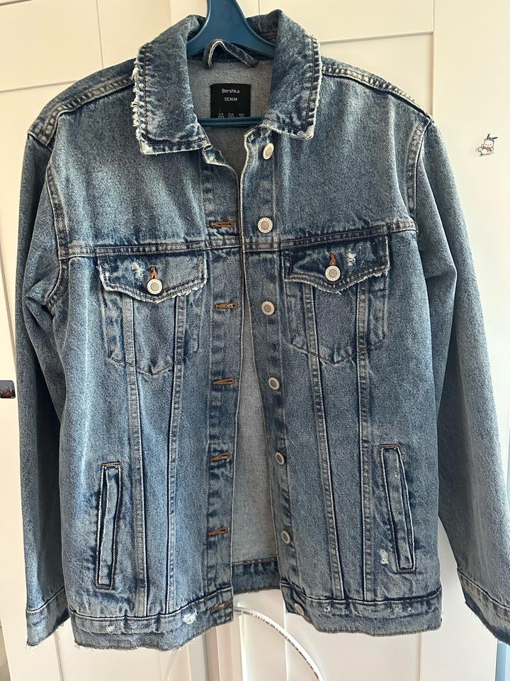 Дерзкая джинсовая куртка Bershka