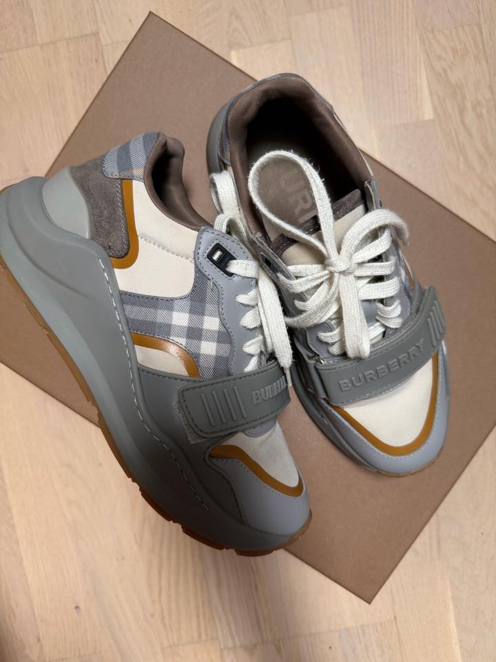 Кроссовки женские Burberry 37 Р