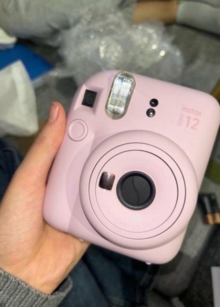 Instax mini 12 в нежно розовом цвете