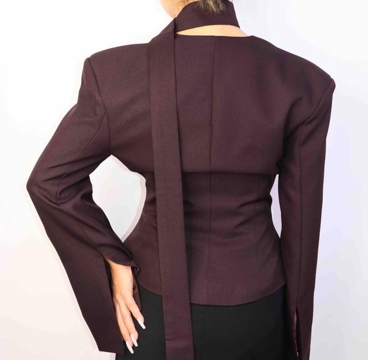 Приталенный коричневый пиджак