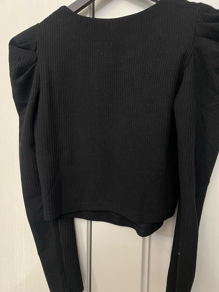 Черная кофточка с акцентом на плечи