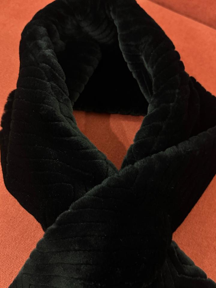 Черный шарф