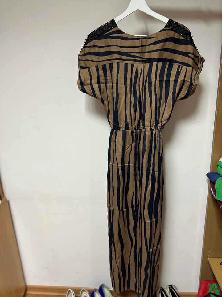 Эффектное платье в карамельно-синей палитре