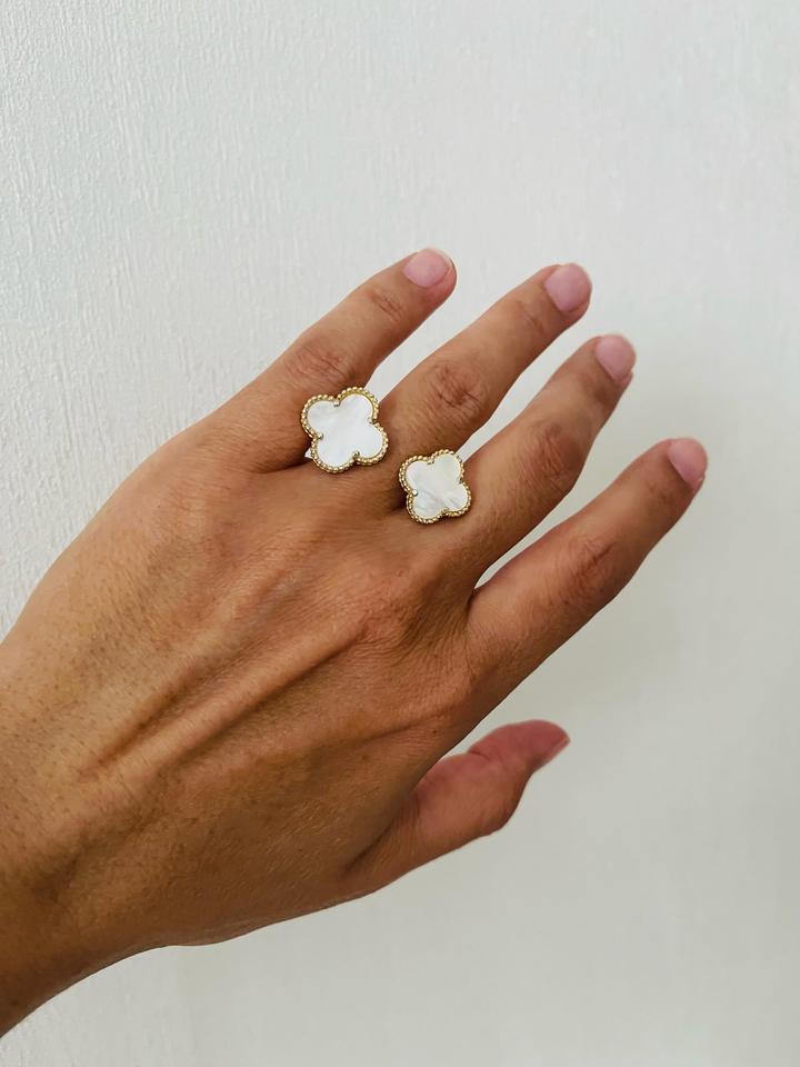 Серьги и кольцо серебряный с перламутром продам.