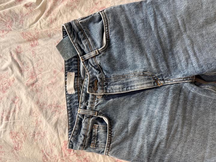 Голубые джинсы Zara