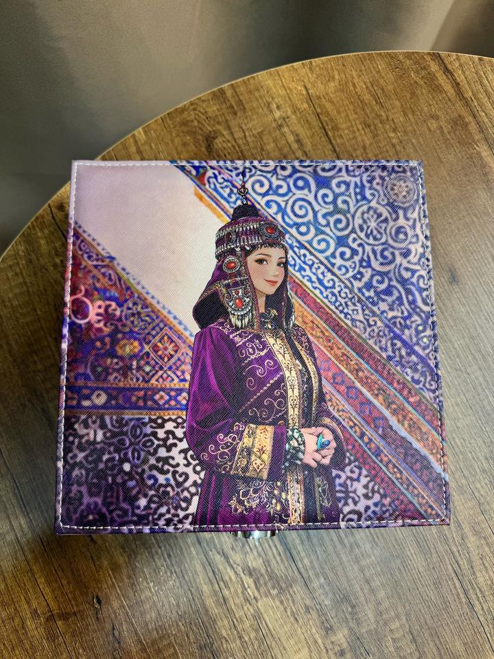 Шкатулка для украшении с ключом