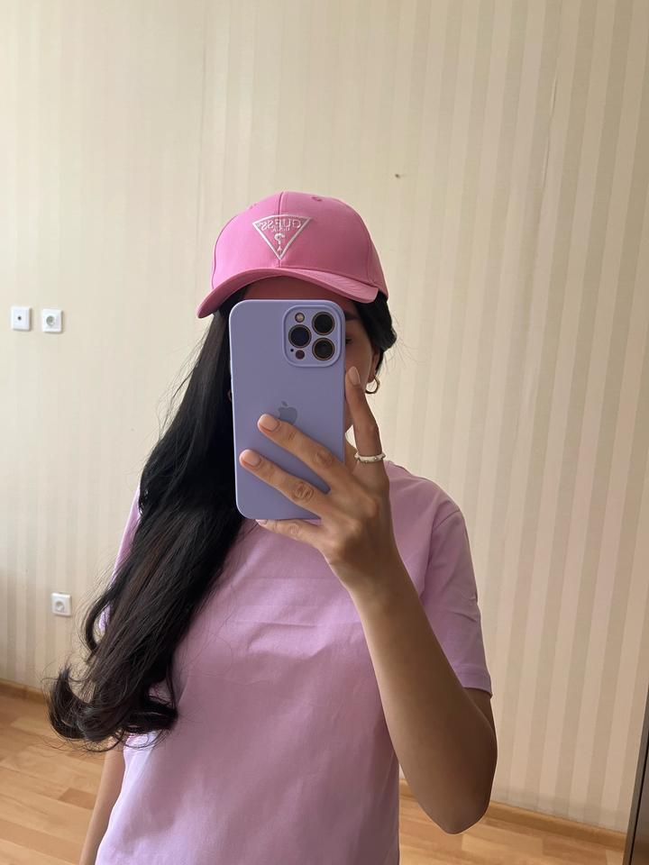 Кепки от бренда GUESS
