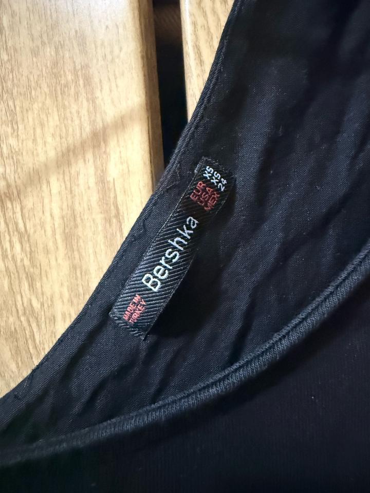 Тонкая чёрная футболка Bershka
