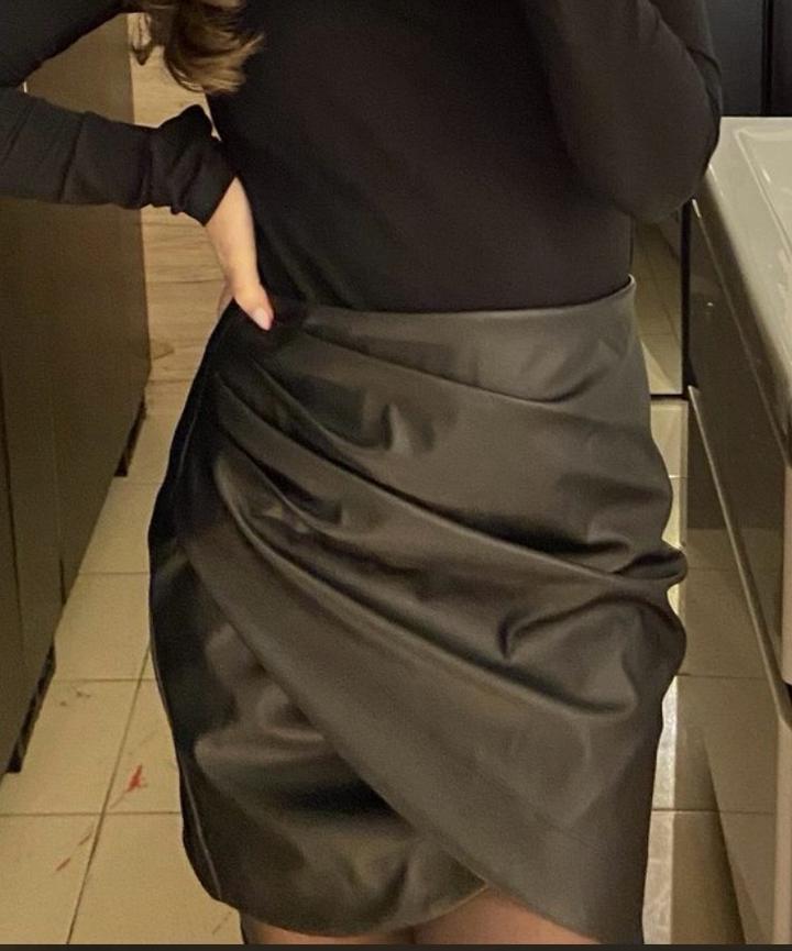 Черная кожаная юбка