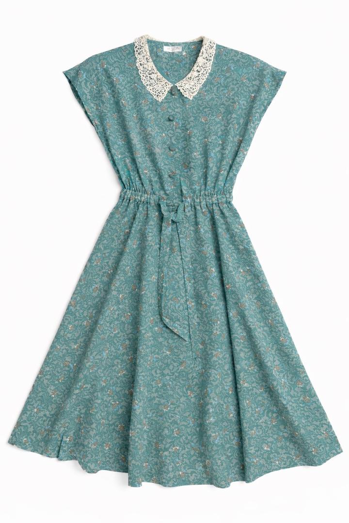 Платье с кружевным воротником