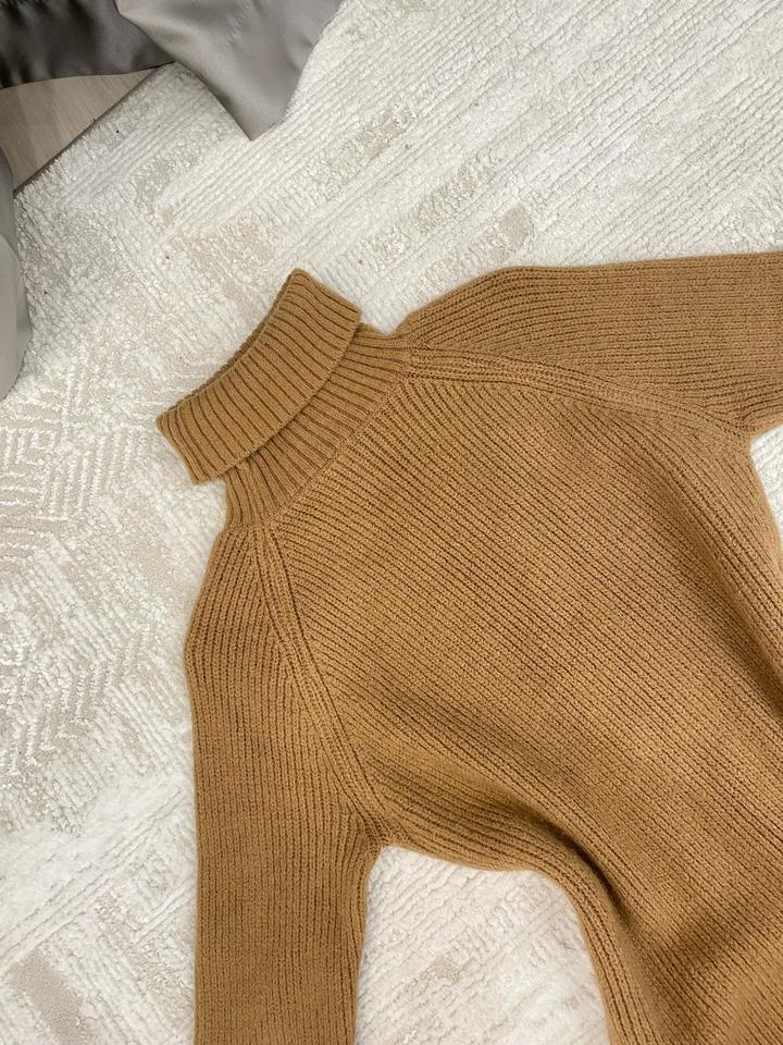 Платье шерстяное (ниже колен), очень стильное, зима/весна/осень.