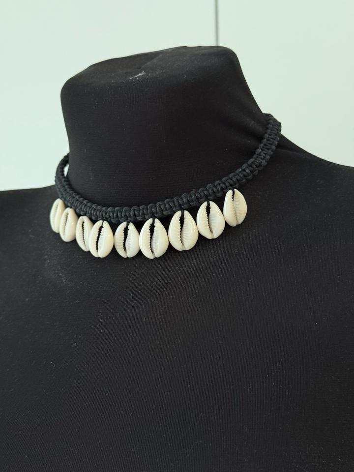 Чокер из ракушек каури