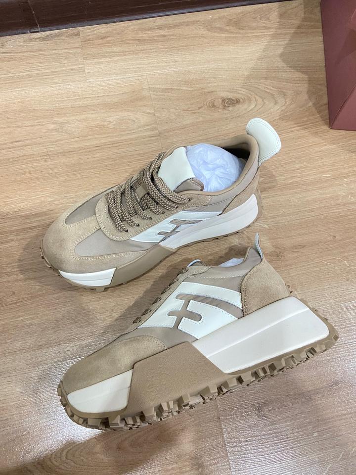 Красивые кроссовки в бежевом тоне