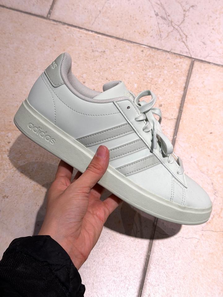 Женские кроссовки Adidas