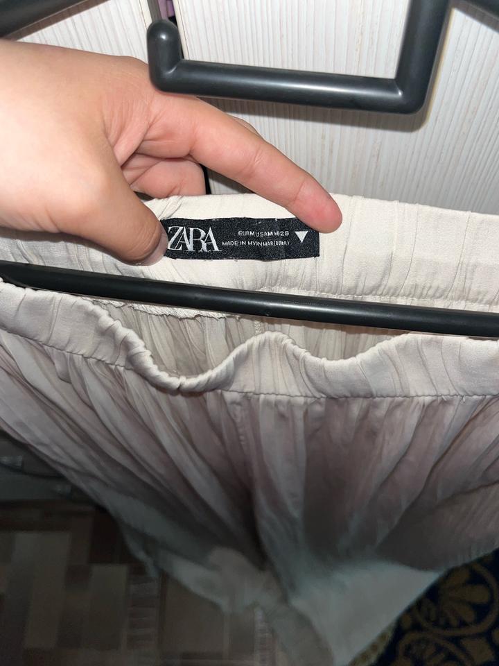 Бежевые легкие брюки ZARA