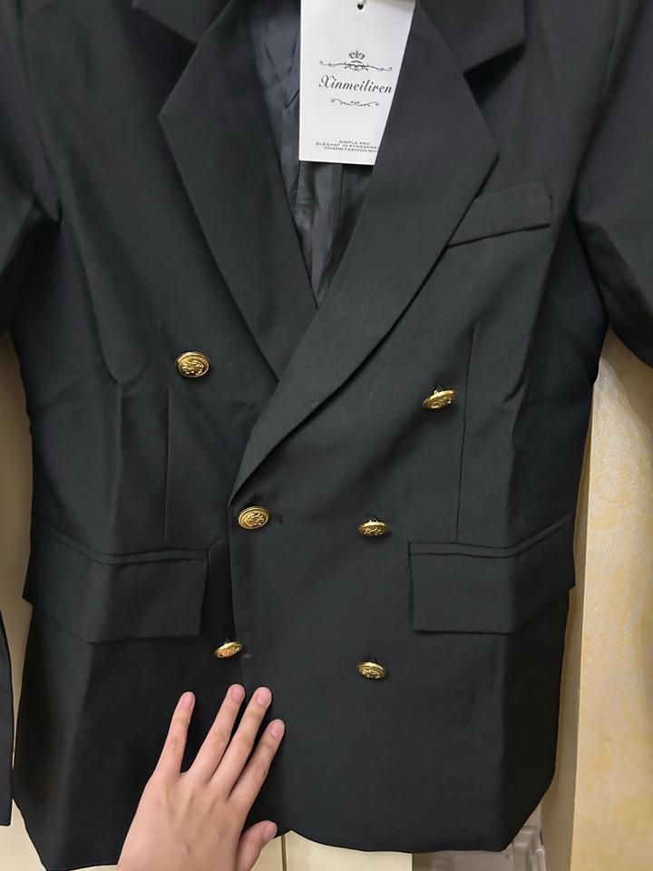 Новый пиджак с золотыми пуговицами