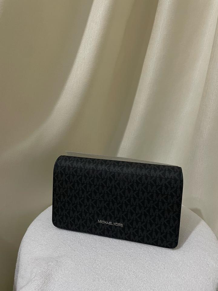 Черная сумка с серебристой фурнитурой от Michael Kors