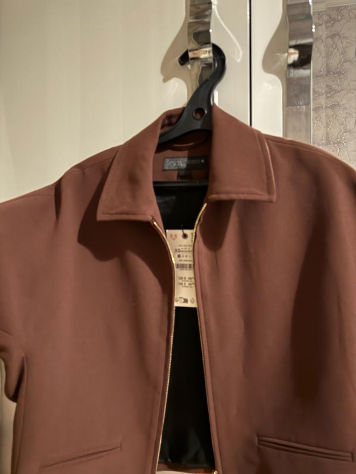 Короткий пиджак Zara.