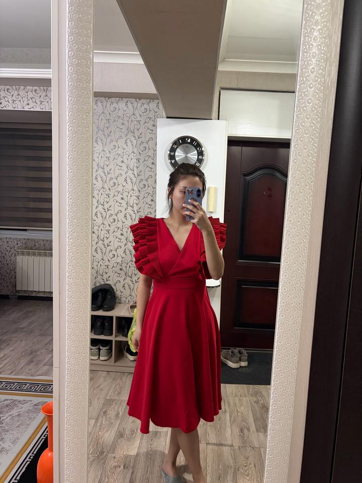 Красное платье