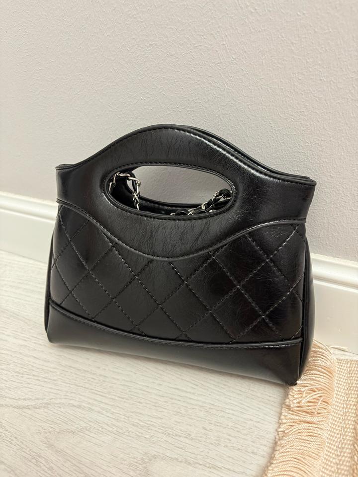 Черная сумка от Chanel