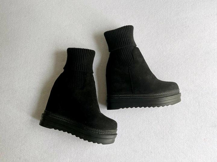 Ботинки на скрытой платформе 38 размер из искусственной замши с отворотом манжет