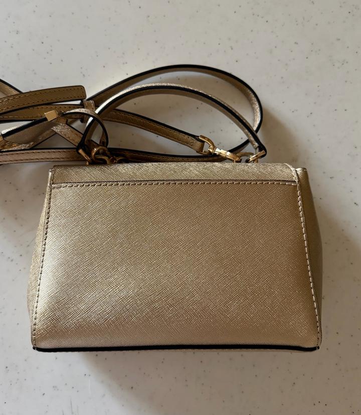 Золотистая сумка Michael Kors