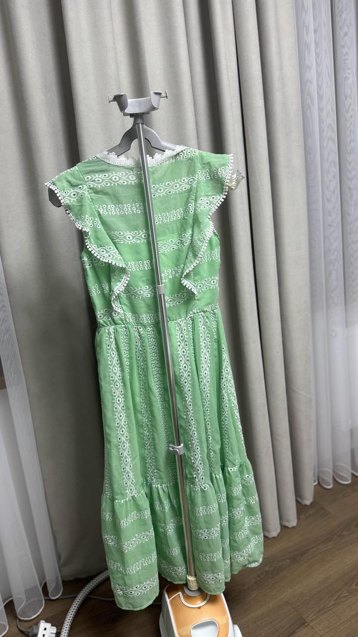 Платье красивое.