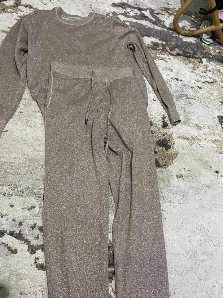 Стильный трикотажный костюм с люрексом