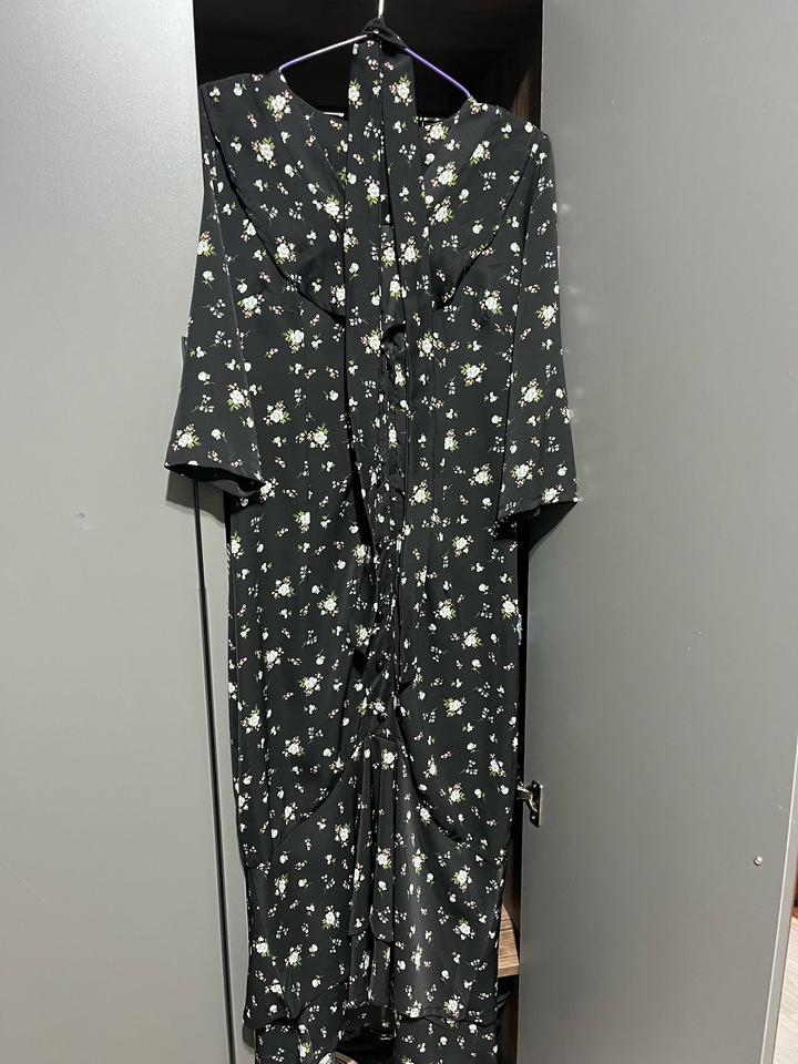 черное платье с цветочками