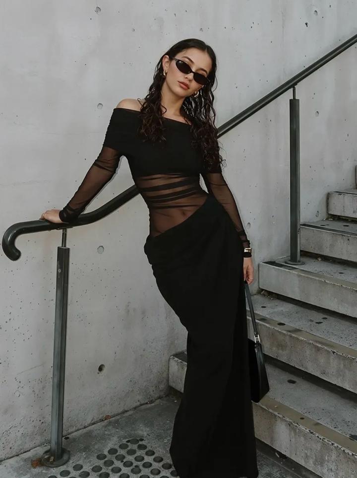 Платье с прозрачными вставками и открытыми плечами