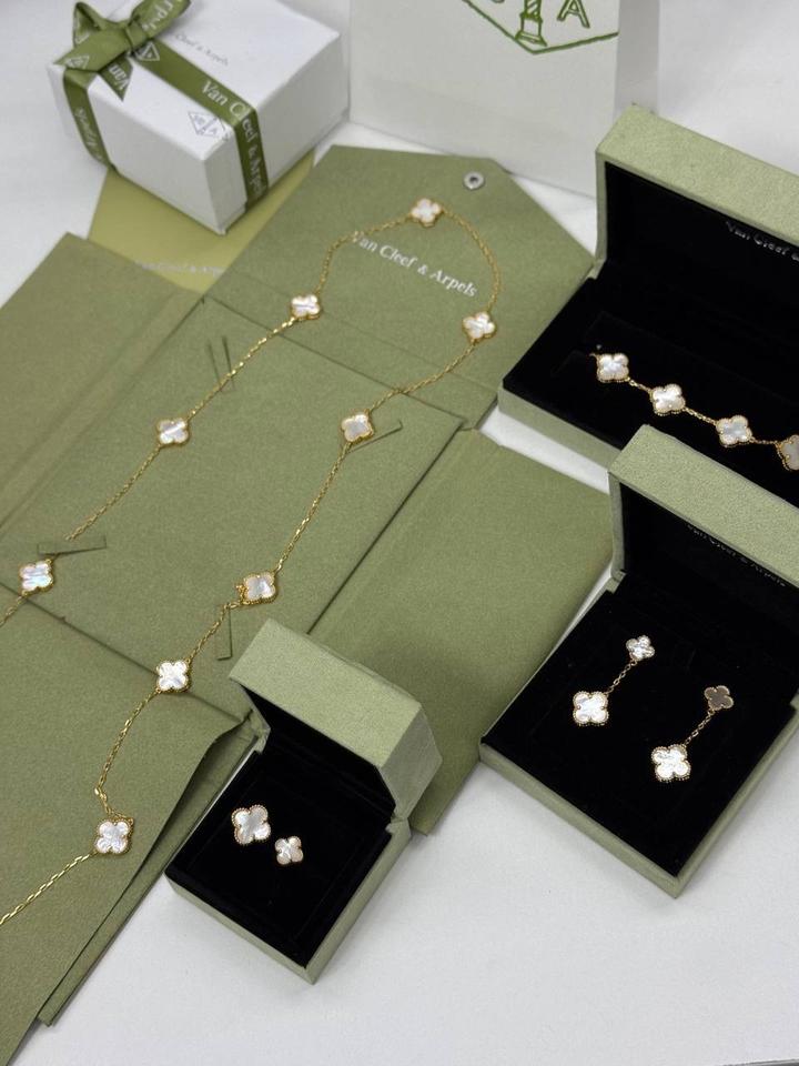 Набор в белом цвете бренд упаковкой