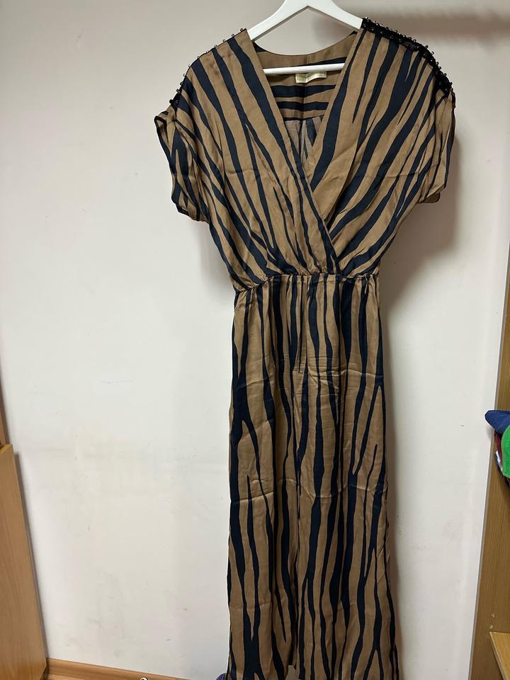 Эффектное платье в карамельно-синей палитре