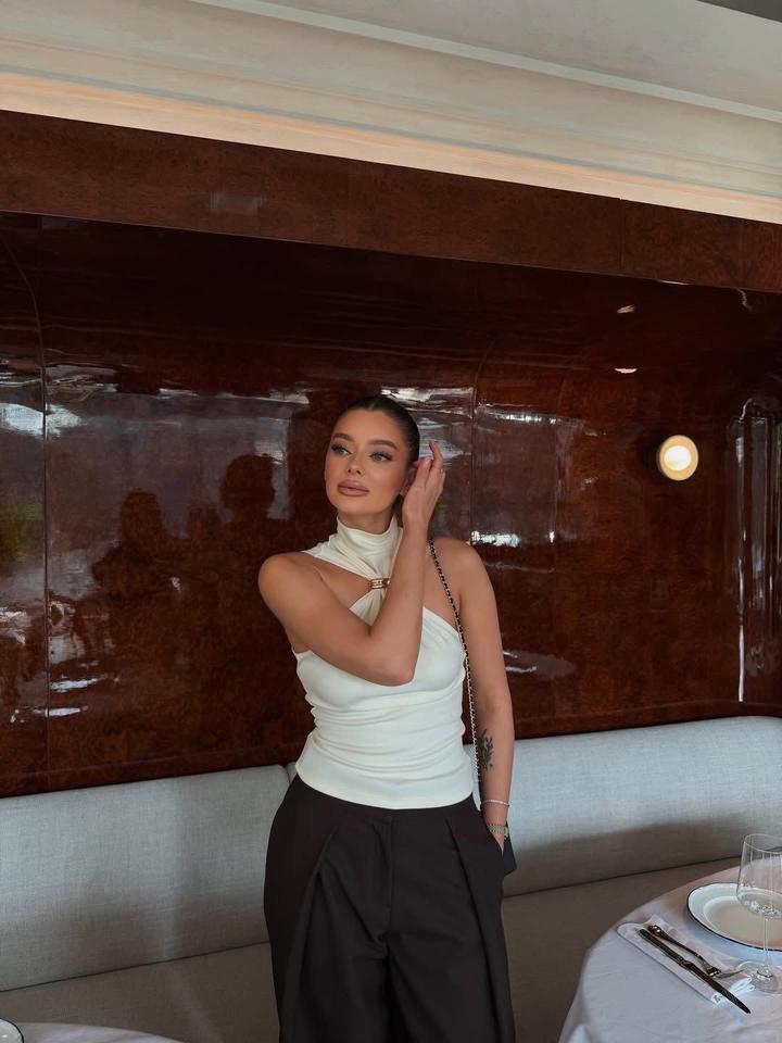 Кофточка с открытыми плечами