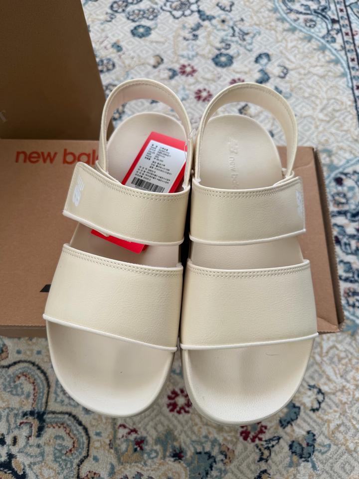 Продам новые женские сандали New Balance. Размер стопы 26 см