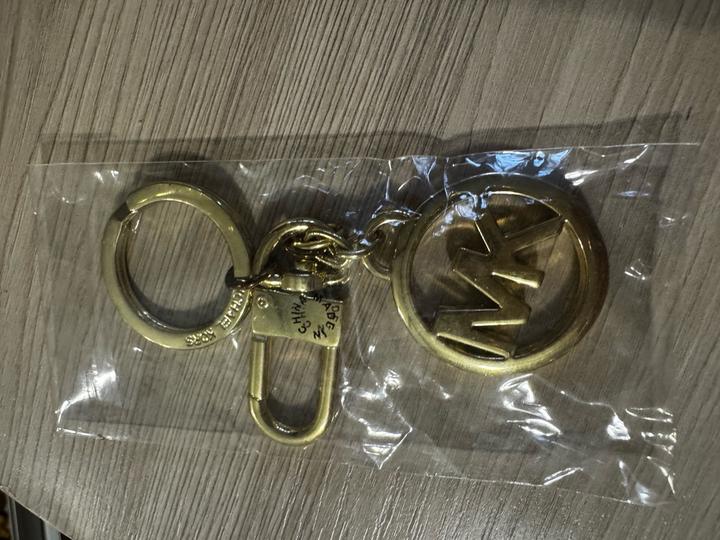 Золотистый брелок MK