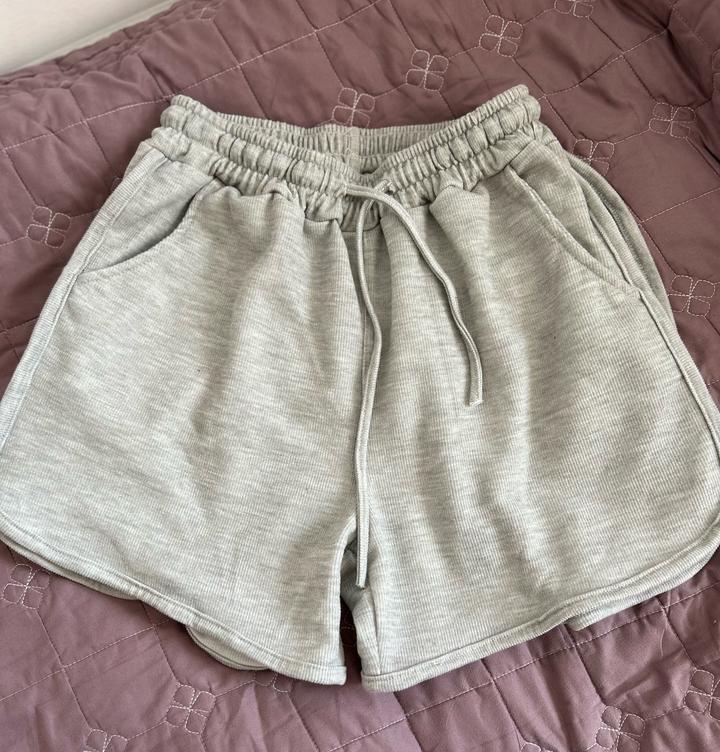Серые шортики