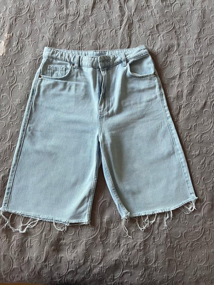 Удлиненные шорты светло голубые Bershka