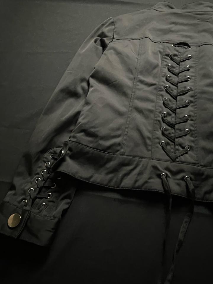 Черная легкая куртка с шнуровкой