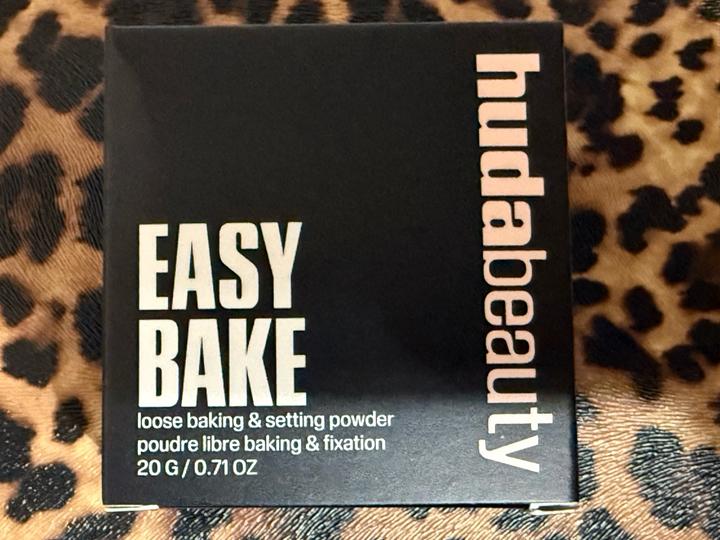 Huda Beauty Easy Bake Loose Baking & Setting Powder в оттенке Cherry Blossom Cak
