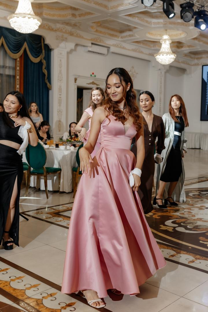 Розовое вечернее платье