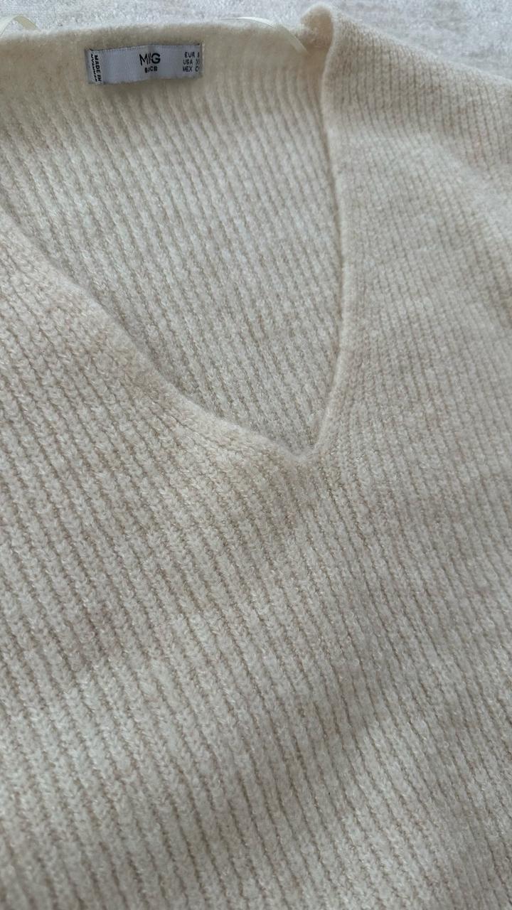 мягкий трикотажный пуловер с V-образным вырезом