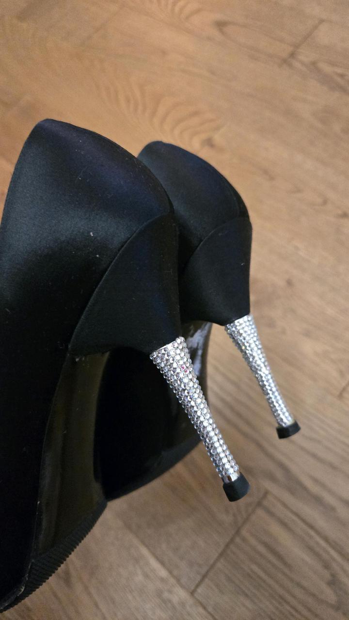 Stuart Weitzman 39