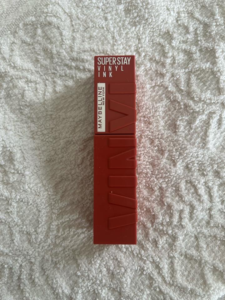 Суперстойкая жидкая помада Maybelline Super Stay Vinyl Ink в оттенке 105 Golden